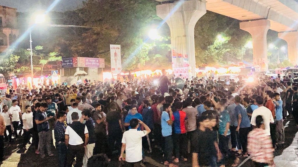 খুলনা প্রকৌশল ও প্রযুক্তি বিশ্ববিদ্যালয়ের উপাচার্য মুহাম্মাদ মাছুদের পদত্যাগ দাবিতে মঙ্গলবার রাতে শাহবাগ অবরোধ করে একদল শিক্ষার্থী।