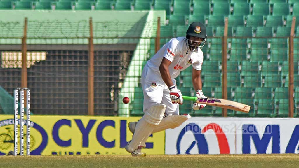 ব‍্যাটিংয়ের পর দিনের শেষ বেলায় বোলিংয়েও ব‍্যর্থ বাংলাদেশ