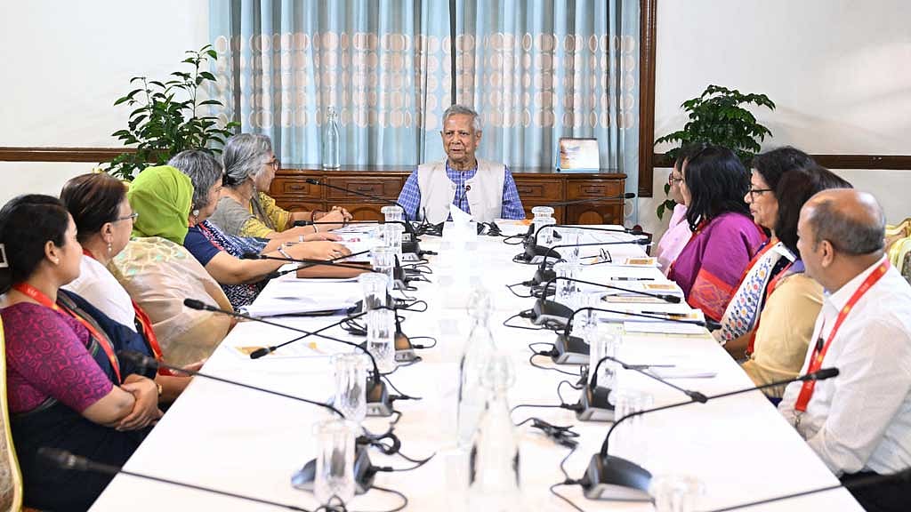 নারী বিষয়ক সংস্কার কমিশনের সঙ্গে প্রধান উপদেষ্টা মুহাম্মদ ইউনূস। শনিবার রাষ্ট্রীয় অতিথি ভবন যমুনায়।