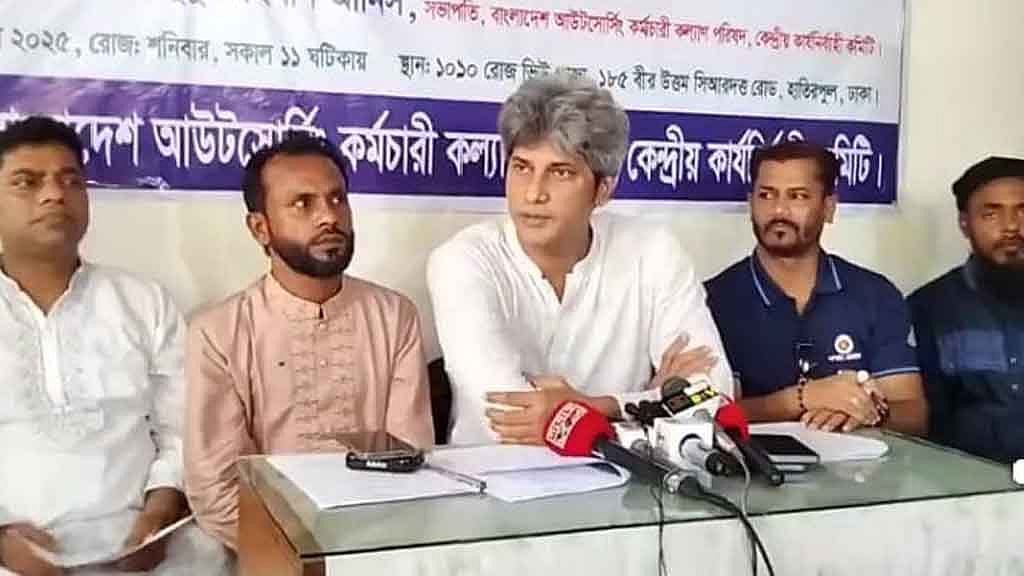 বাংলাদেশ আউটসোর্সিং কর্মচারী কল্যাণ পরিষদ আয়োজিত শনিবারের সংবাদ সম্মেলনে গণসংহতি আন্দোলনের প্রধান সমন্বয়কারী জোনায়েদ সাকি।