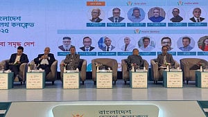 হাসপাতাল-ফার্মাসিউটিক্যাল সরকারের ‘নিয়ন্ত্রণমুক্ত’ করবে বিএনপি: খসরু