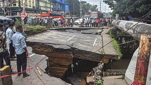 পানির তোড়ে ধসে পড়ল সেতু
