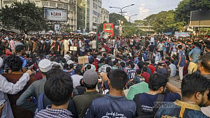 Engineering students block Shahbagh over 3 demands