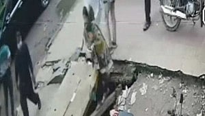 চট্টগ্রামে নালায় পড়লেন নারী, উদ্ধার করলেন পথচারীরা
