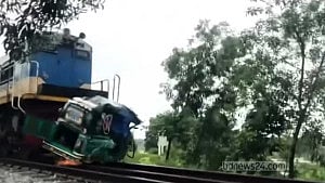 অটোরিকশায় ধাক্কা দেওয়া ট্রেনটি আরও আগে কেন থামল না?