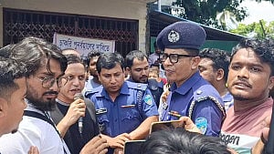 Banking halted in Patiya amid protest by sacked staff