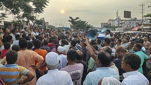 কুমিল্লায় নির্বাচনি আসন পুনর্বহালের দাবিতে ঢাকা-চট্টগ্রাম মহাসড়ক অবরোধ
