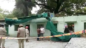 5 die in Delhi tomb collapse