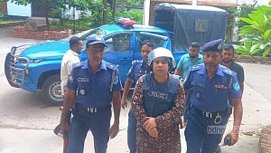 ফরিদপুরের শ্রমিক লীগ নেতাকে ঢাকায় মারধর করে পুলিশে দিল জনতা