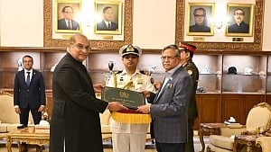 Pakistani envoy presents credentials to president