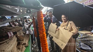 পলিথিন বন্ধে বাজারে পাটের ব্যাগ, দাম ২০-৮০ টাকা