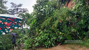ভারি বর্ষণে পাহাড় ধস: বাঘাইছড়ির সঙ্গে সড়ক যোগাযোগ বন্ধ