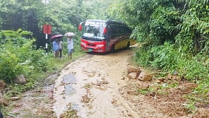 পাহাড় ধস: ছয় ঘণ্টা পর বাঘাইছড়ির সঙ্গে সড়ক যোগাযোগ স্বাভাবিক