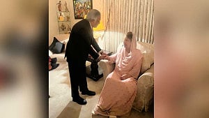 Pakistan FM meets Khaleda Zia