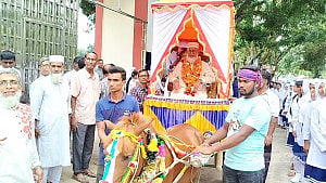 কুড়িগ্রামে ঘোড়ার গাড়িতে চড়িয়ে শিক্ষককে রাজকীয় বিদায়