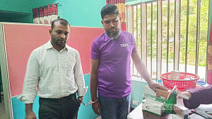 মানিকগঞ্জে এমএলএম ব্যবসার আড়ালে `ভুয়া চিকিৎসা’, আটক ২