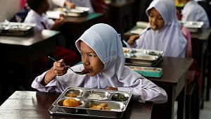 Indonesia president defies critics, backs free meals