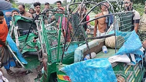 নারায়ণগঞ্জে ট্রাক-অটোরিকশা সংঘর্ষে নারীসহ নিহত ৪