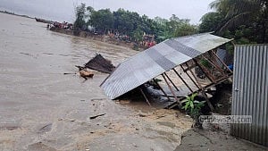 শরীয়তপুরে পদ্মা সেতু প্রকল্পের বাঁধে আবারো ধস, ৩০ ঘর নদীতে বিলীন