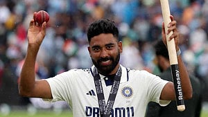 হেনরি-সিলসকে হারিয়ে অগাস্টের সেরা সিরাজ
