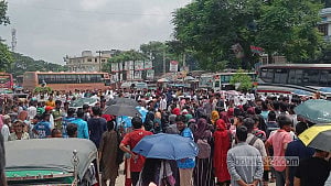 রবীন্দ্র বিশ্ববিদ্যালয়ের স্থায়ী ক্যাম্পাসের দাবিতে ফের মহাসড়ক অবরোধ