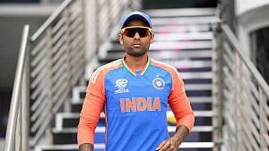 ‘নির্ভীক’ সুরিয়াকুমারের হাতে এশিয়া কাপের ট্রফি দেখছেন শেবাগ