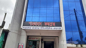 অনুমতির বালাই নেই, ‘প্রতারণা’ করে ভর্তির চেষ্টা