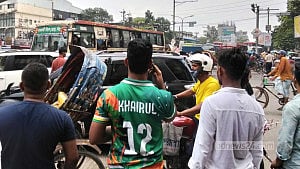 শাহবাগের সড়ক বন্ধ, আশপাশের সড়কে যানজট