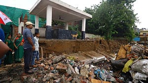 ভারতের রাজধানীতে দেয়াল ধসে নিহত ৭
