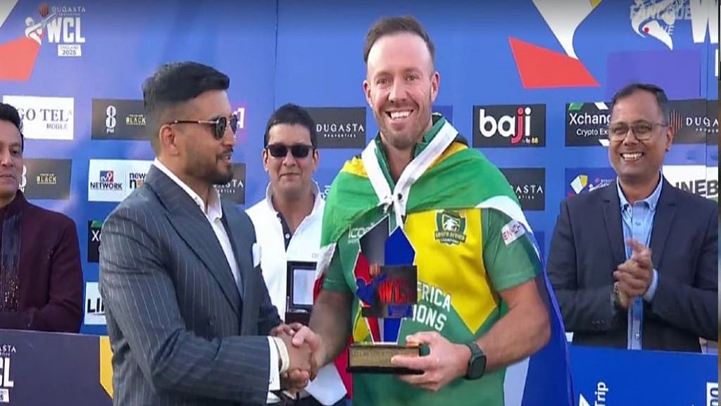 ফাইনালের সেরা, টুর্নামেন্টের সেরা এবি ডি ভিলিয়ার্স। ছবি: ভিডিও থেকে। 