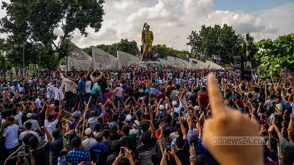 রাজধানীর বিজয় সরণীতে বঙ্গবন্ধুর ভাস্কর্য ভেঙে ফেলে বিক্ষুব্ধ জনতা। ছবি: মাহমুদ জামান অভি