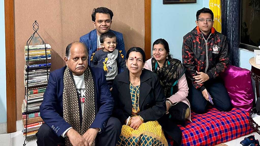 স্ত্রী, ছেলে-মেয়ে ও নাতিসহ পরিবারের সবার সঙ্গে বিভুরঞ্জন সরকার । 