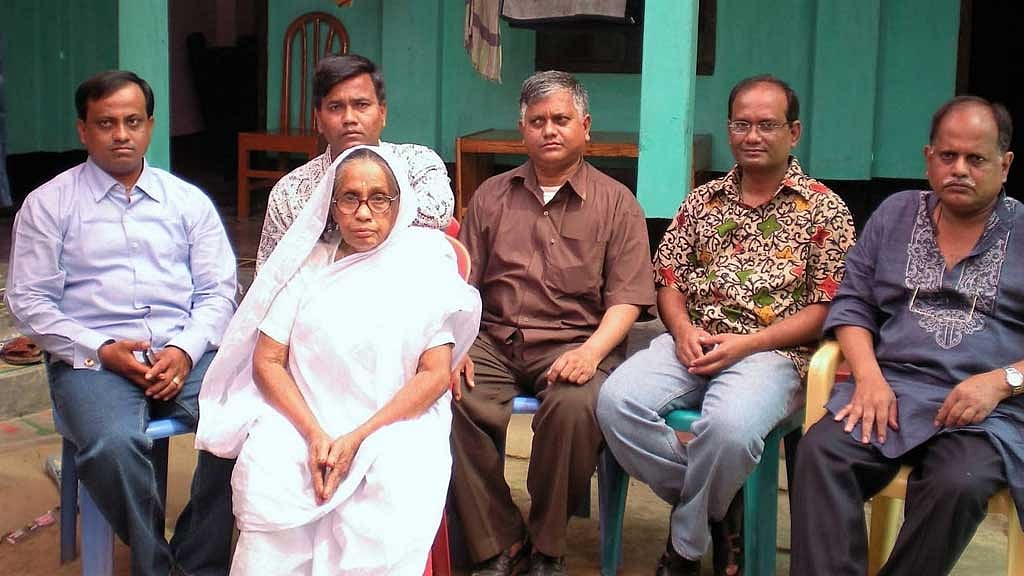 মা ও চার ভাইয়ের সঙ্গে বিভুরঞ্জন সরকার।