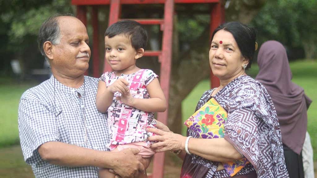 নাতি পরম ও স্ত্রী শেফালী সরকারের সঙ্গে। 