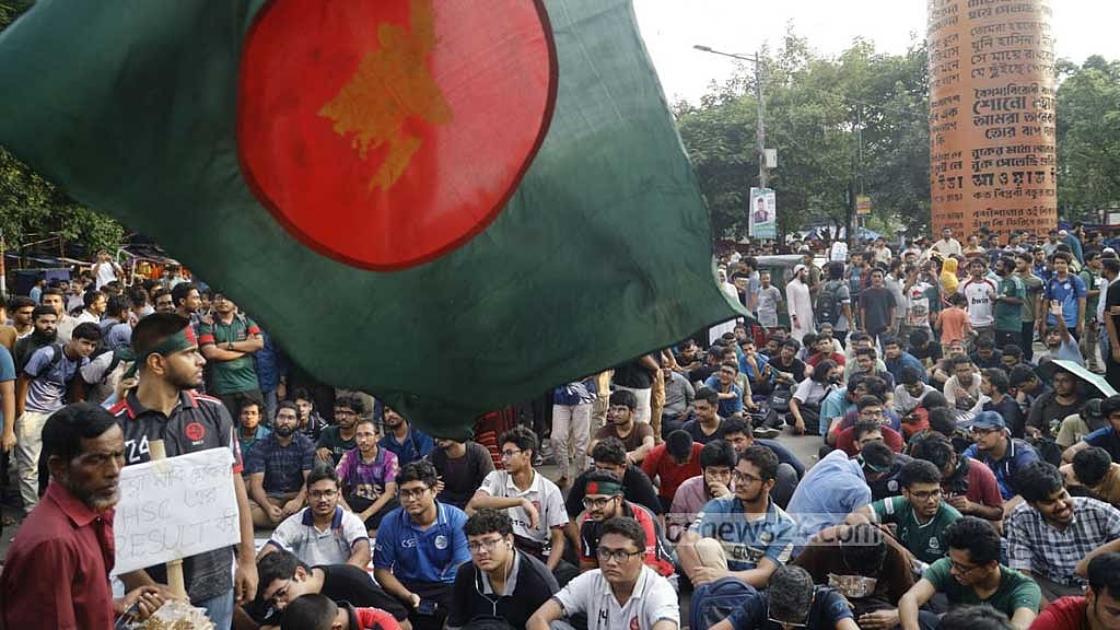 শাহবাগে বুয়েটসহ বিভিন্ন বেসরকারি প্রকৌশল বিশ্ববিদ্যালয়ের বুয়েট শিক্ষার্থীদের আন্দোলন—‘বিএসসি ছাড়া ইঞ্জিনিয়ার নয়’। কিন্তু উন্নত বিশ্বে প্রকৌশলী হওয়ার সংজ্ঞা ভিন্ন—সেখানে ডিগ্রির পাশাপাশি পেশাগত নৈতিকতা এবং অভিজ্ঞতাও সমান জরুরি। ছবি: মাহমুদ জামান অভি