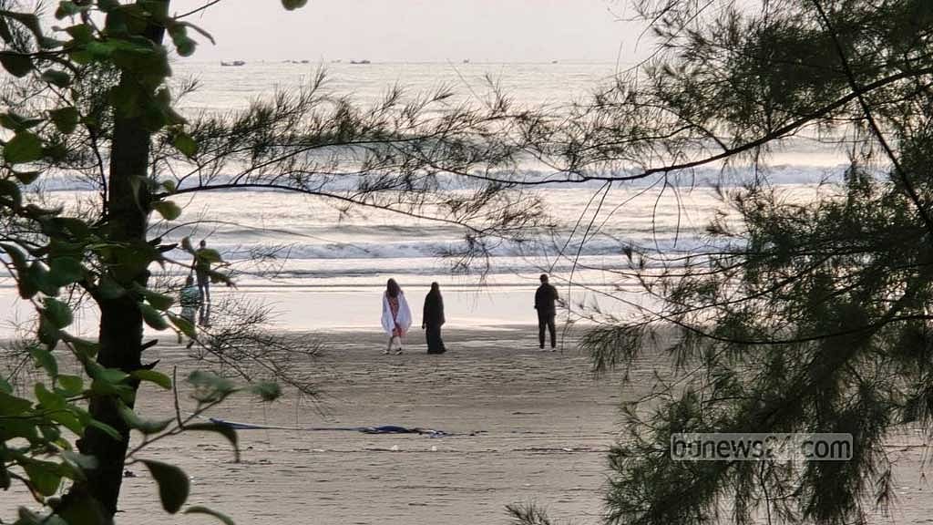 Sarjis Alam with his wife and Tasnim Jara at Cox’s Bazar sea beach.