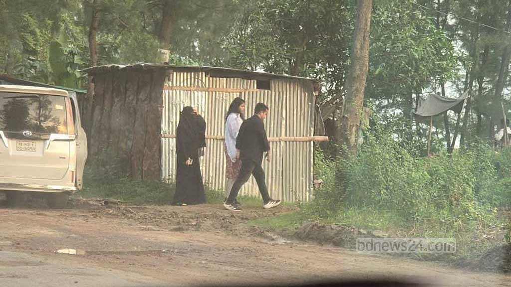 Sarjis Alam with his wife and Tasnim Jara at Cox’s Bazar sea beach.