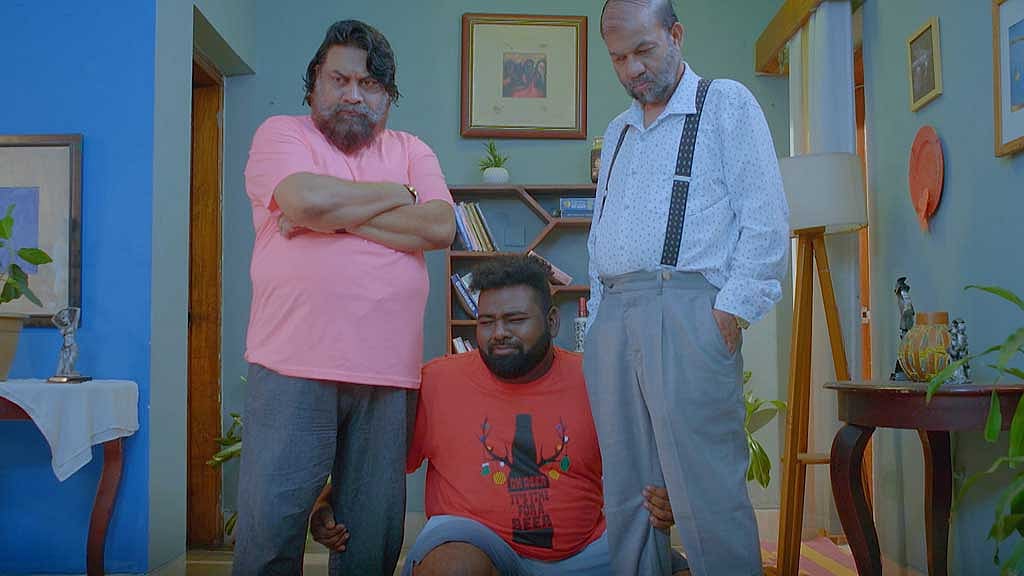 ‘তেল ছাড়া পরোটা’ নাটকের দৃশ্য। ছবি: মাছরাঙা টেলিভিশনের সৌজন্যে। 