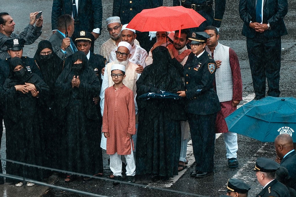 নিউ ইয়র্ক পুলিশ বিভাগের (এনওয়াইপিডি) কর্মকর্তা দিদারুল ইসলামের জানাজা শেষে তার কফিন নিয়ে যাওয়ার পথে সড়কের পাশে দাঁড়িয়ে তার স্ত্রী ও পরিবারের সদস্যরা। ছবি: রয়টার্স