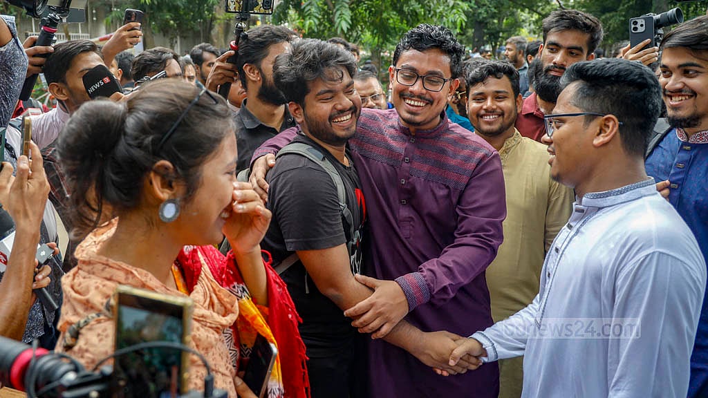 ডাকসু নির্বাচনের প্রচারের সময় ছাত্রশিবিরের ভিপি প্রার্থী সাদিক কায়েম। এই নির্বাচনেও জয়ের হাসি তারাই হেসেছেন। ফাইল ছবি