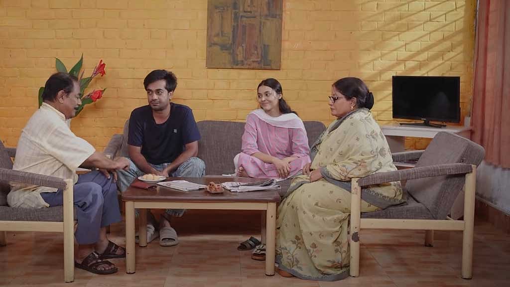 ‘ধূসর প্রজাপতি’ নাটকের দৃশ্য। ছবি: নাটকের ভিডিও থেকে নেওয়া।