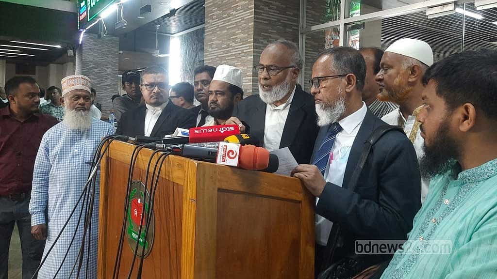 ঢাকার দোহার-নবাবগঞ্জ আসন নিয়ে আপত্তি-শুনানির পর সাংবাদিকদের ব্রিফ করছেন দুই আইনজীবী খলিলুর রহমান ও আব্দুর রশিদ মোল্লা।