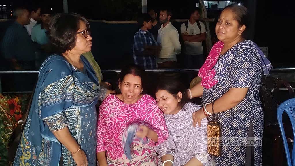 সবুজবাগের বরদেশ্বরী কালিমাতা মন্দিরে সাংবাদিক বিভুরঞ্জনের স্বজনদের আর্তনাত।