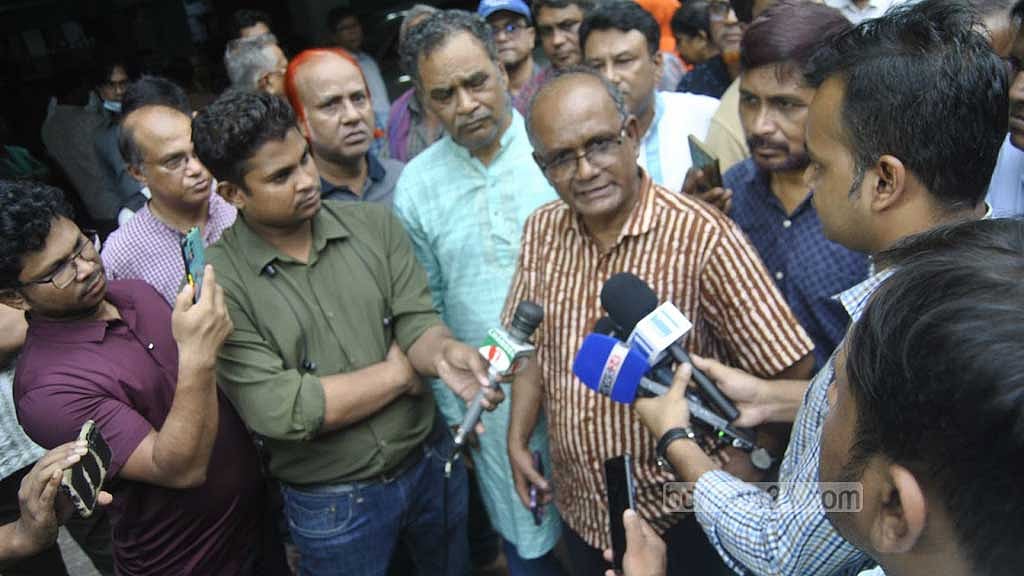 সবুজবাগের বরদেশ্বরী কালিমাতা মন্দিরে শনিবার সাংবাদিকদের সঙ্গে কথা বলেন প্রয়াত সাংবাদিক বিভুরঞ্জন সরকারের ভাই চিররঞ্জন সরকার।