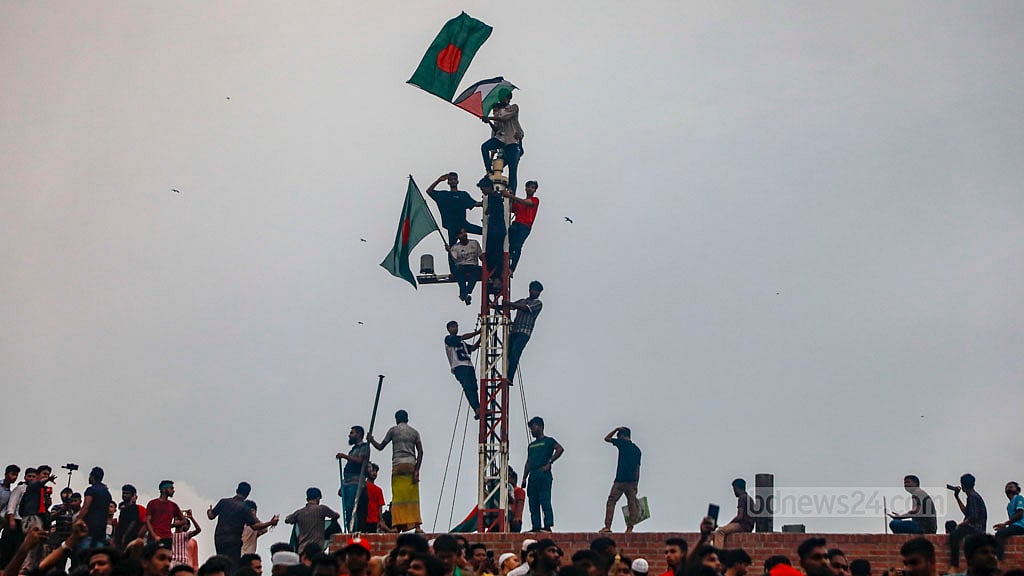 শেখ হাসিনার দেশত্যাগের পর বিকালে গণভবনে ঢুকে উল্লাস করে ছাত্র-জনতা। ছবি: মোস্তাফিজুর রহমান