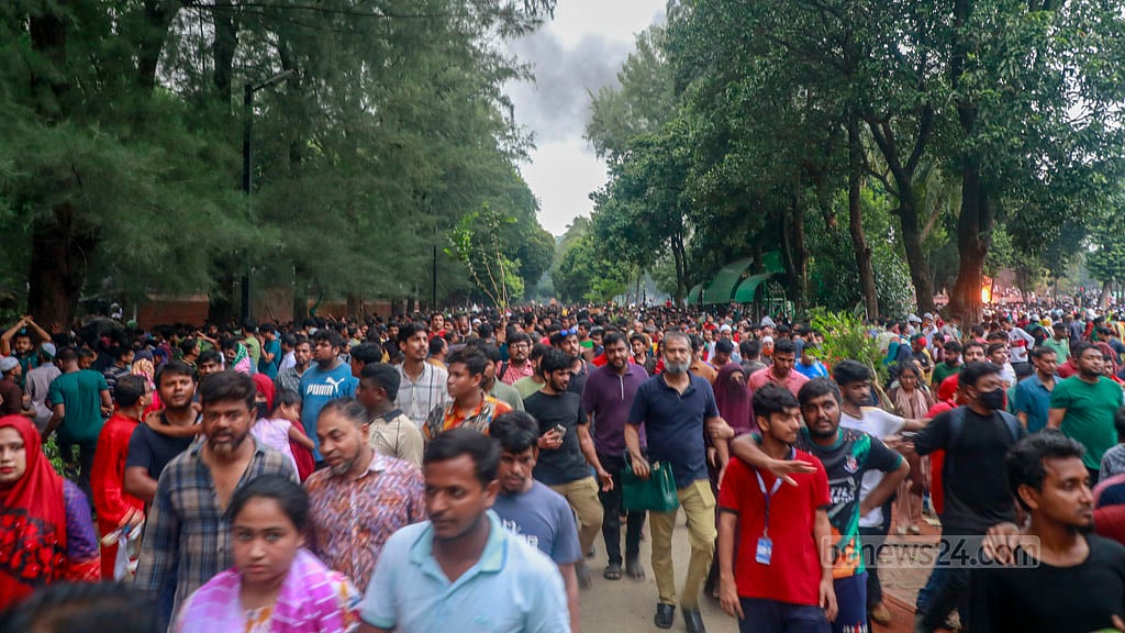 শেখ হাসিনা পালিয়ে যাওয়ার পর পর প্রধানমন্ত্রীর সরকারি বাসভবন গণভবনে ঢুকে পড়ে হাজারো মানুষ। ছবি: মোস্তাফিজুর রহমান