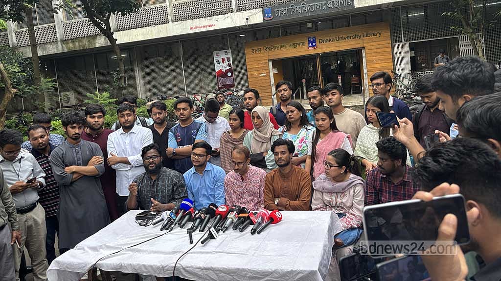 ডাকসু নির্বাচনে বাগছাসের প্যানেল ঘোষণা। এ নির্বাচন ঘিরে সংগঠন থেকে সরে দাঁড়ান কয়েকজন, সংগঠনের বাইরে গিরে প্রার্থী হন কয়েকজন। ফাইল ছবি