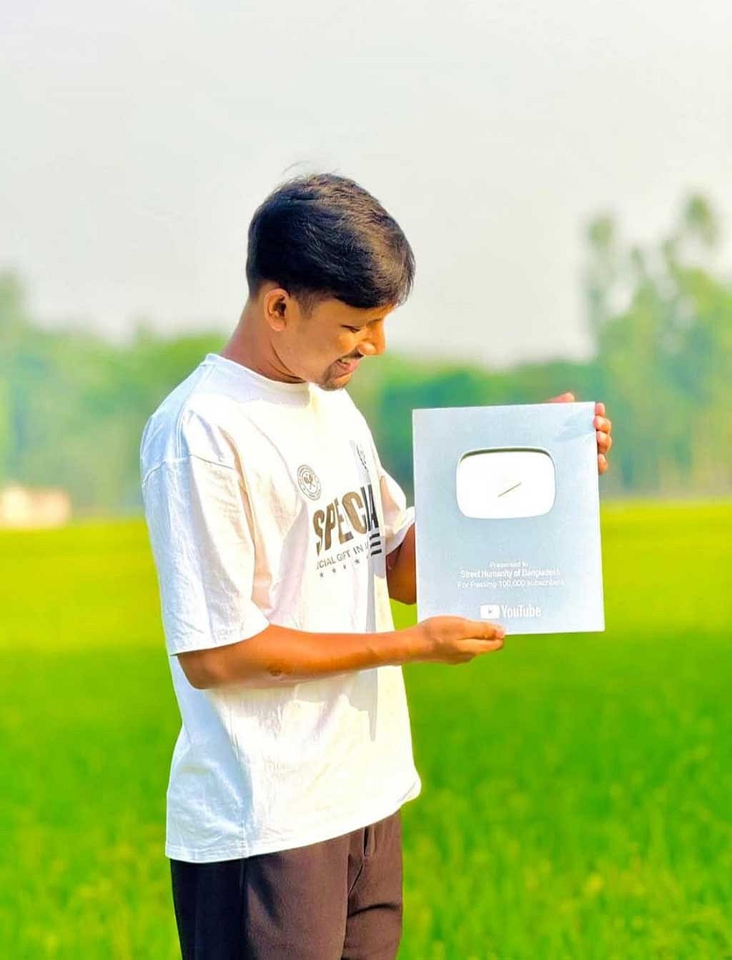 মাহবুবুর রহমান, যিনি ‘ভালো কাজের’ নাম করে মানুষের চুল-দাড়ি কেটে দেওয়ার উদ্যোগ নেন। 