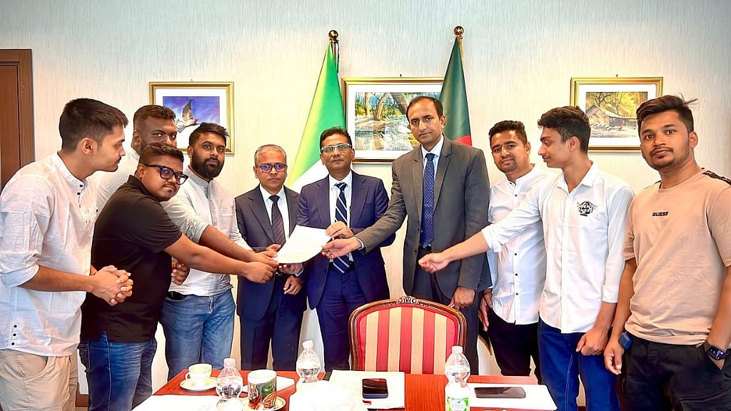 বাংলাদেশ সরকারের হস্তক্ষেপ চেয়ে দূতাবাসে স্মারকলিপি দিচ্ছেন শ্রমিকরা।