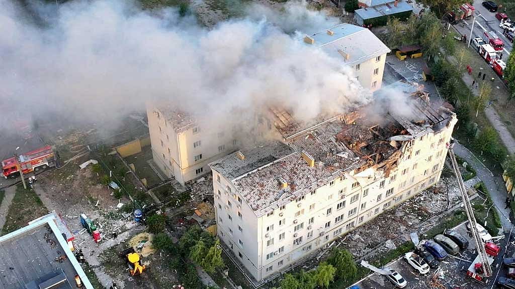 ইউক্রেইনের খারকিভ শহরে রাশিয়ার ড্রোন হামলায় ক্ষতিগ্রস্ত একটি আবাসিক ভবন। ছবি: রয়টার্স 
